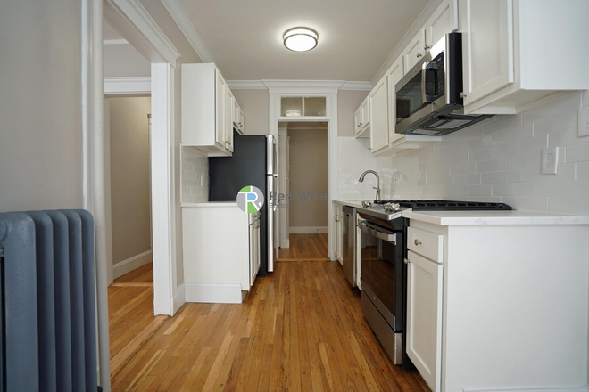 1 - Avail Jan 1 2026-Gorgeous Brighton 2 bed, freshly renovated! NO BROKER FEE!! Apartments