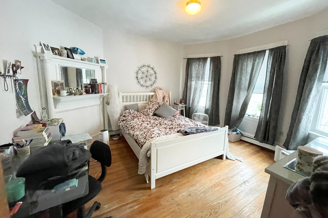 . - Top Floor, Hardwood floors, private deck, close to train Apartments