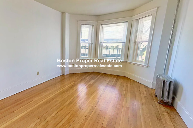 a - 3 big bedrooms by Whole Foods in Symphony Apartments