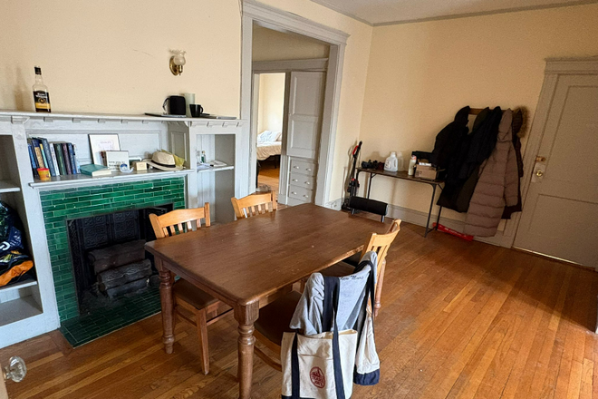 Entrance/ Dining table - Apartment close to campus