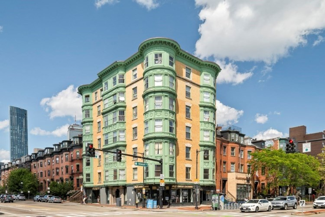 Building Elevation - Rare opportunity to rent this corner, spacious, sunny, third floor, 2BR unit at South Boston, MA