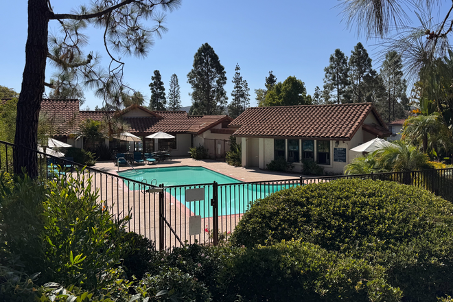 Swimming pool and jacuzzi - 1B1B of a 2B2B condo in Carmel Valley