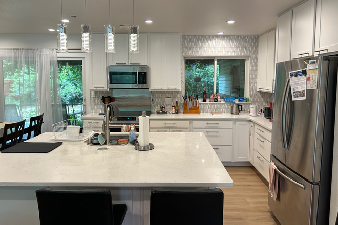 Kitchen - 2 bedrooms available in 4-bedroom house close to campus