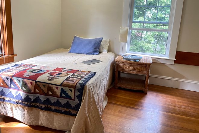 Bedroom facing north - Quiet, Safe, easy commute to campus, perfect for visiting grad, post-doc, faculty House