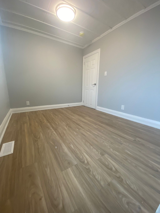 Bedroom - 3 Bedrooms available In Prime Location! Triplex