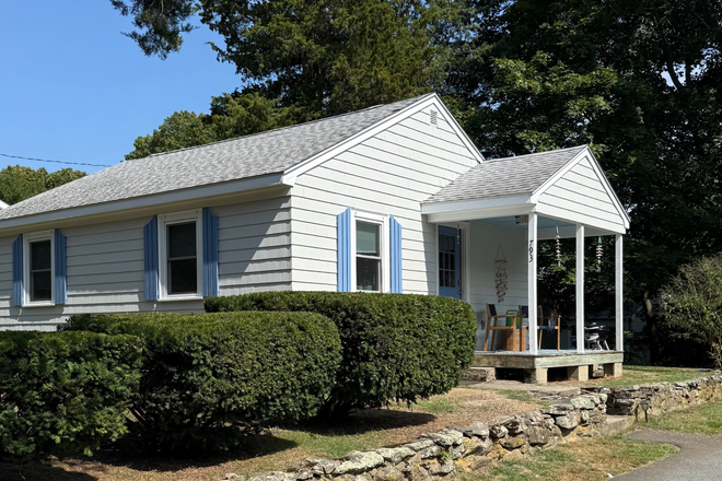 Side porch/entry - 793 Middlebridge House