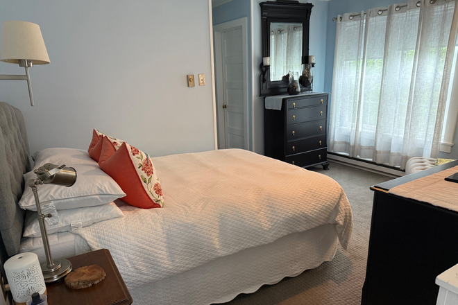 Queen bed, desk and two bureaus.  Private en suite bathroom and desk - Beautiful home on bus liine. Student, Grad student or faculty , No smoking or alcohol.