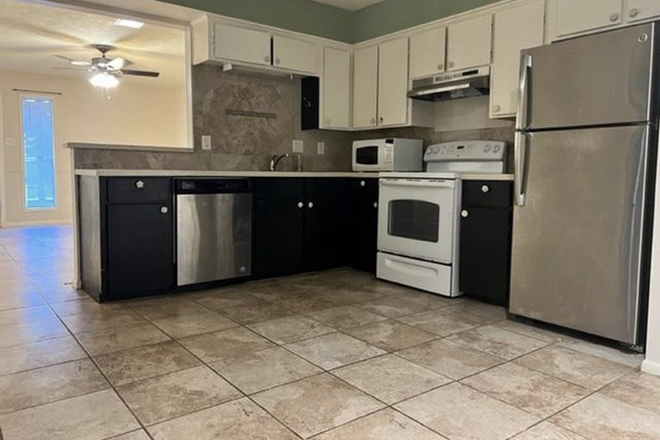 Kitchen - Affordable Two bedroom Apartment for Jan Sublet