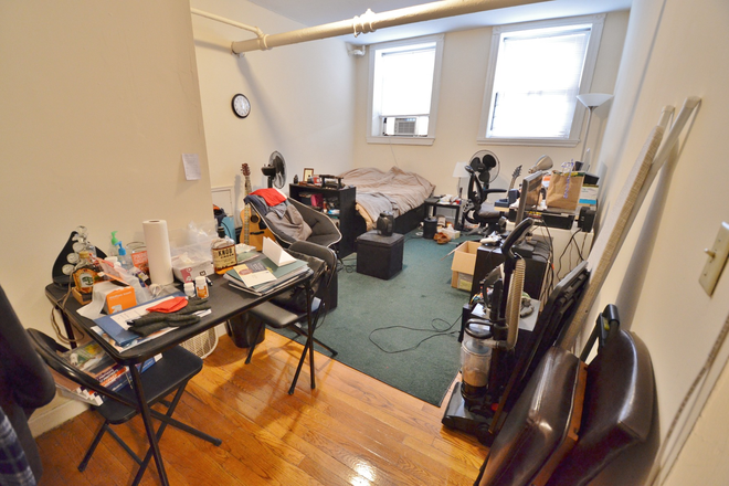 Living - Large alcove Studio in Fenway across from City Target walk to Campus 9/1 Apartments