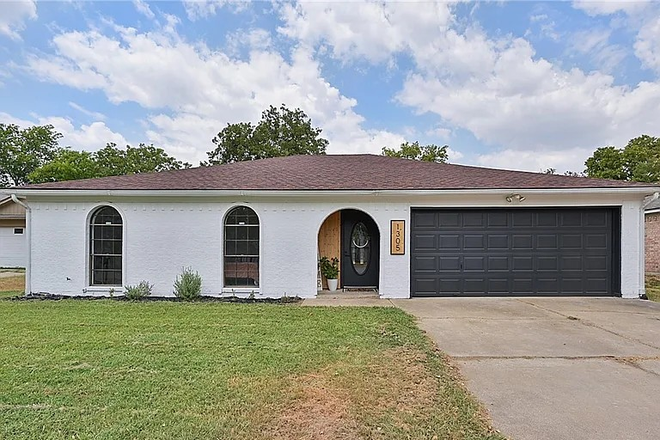 Outside View - SUPER CUTE HOUSE, close to campus and sorority houses!