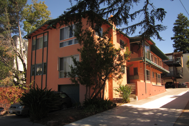 Front view - Very Nice Northside 1 Bedroom Apt. One Block to UC, With Off Street Parking