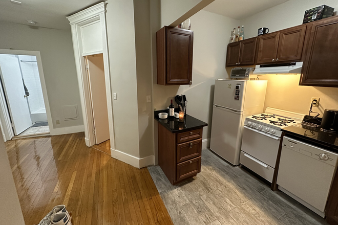 LIVING - LOCATION! 2 BED ON HEMENWAY WITH HEAT AND HOT WATER INCLUDED! 9/1/25! Apartments