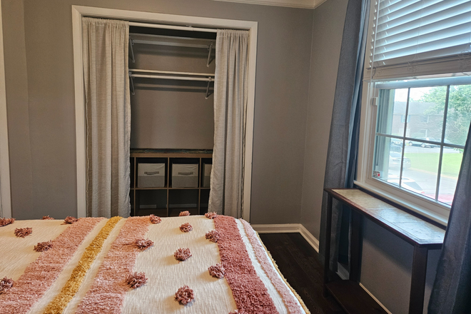Bedroom for rent - closet - Condo close to campus (Utilities Included)