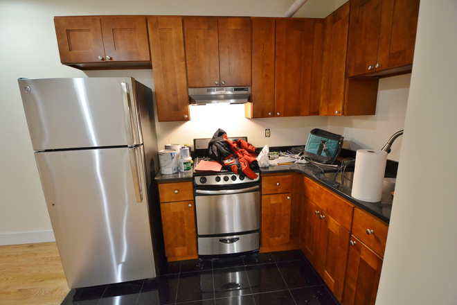 Kitchen - 4 bed on Peterborough St - Modern Unit With Brick Walls! Apartments