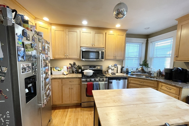 living - BEAUTIFUL 4 BED/3.5 BATH WITH IN-UNIT LAUNDRY, AVAIL 9/1/26!! Apartments