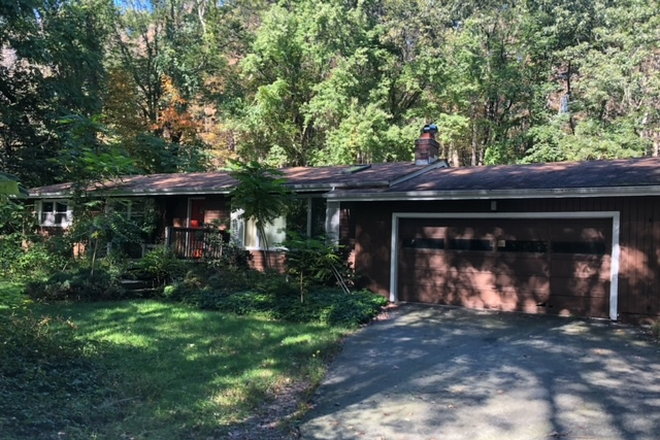 Exterior - 170 Davis, 1.4 miles to UConn Storrs Campus House