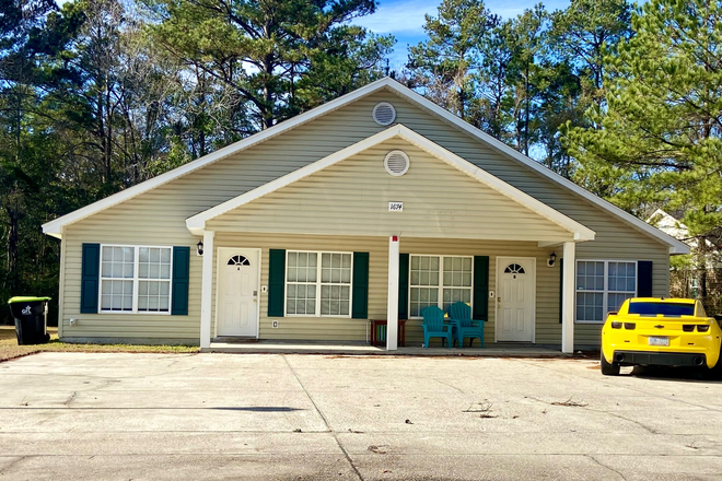 Front View of the House - A nice 4 bdr-2 bath house is up for rent for the 2025-2026 school year!