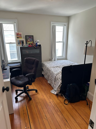 Bedroom - Apartment right next to Green line: mission park stop