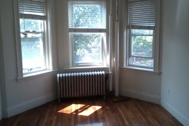 hubrealtyproperties.com - Wonderful front view one bedroom, with large kitchen, in Fenway Apartments