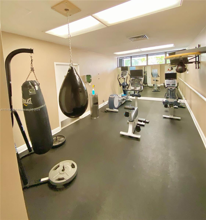 Gyn - AMAZING UPDATED STUDIO-BAY VIEW Condo