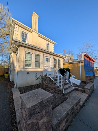Front - Rooms in shared apt-John St-Princeton