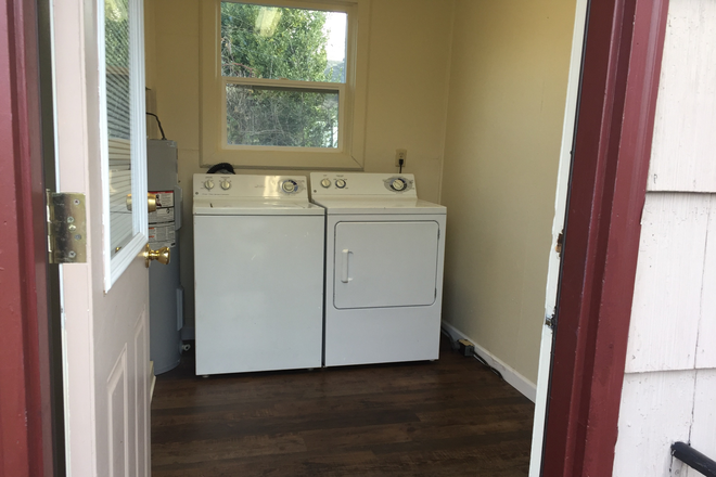 Laundry - House Close To U of O Campus With Off Street Parking