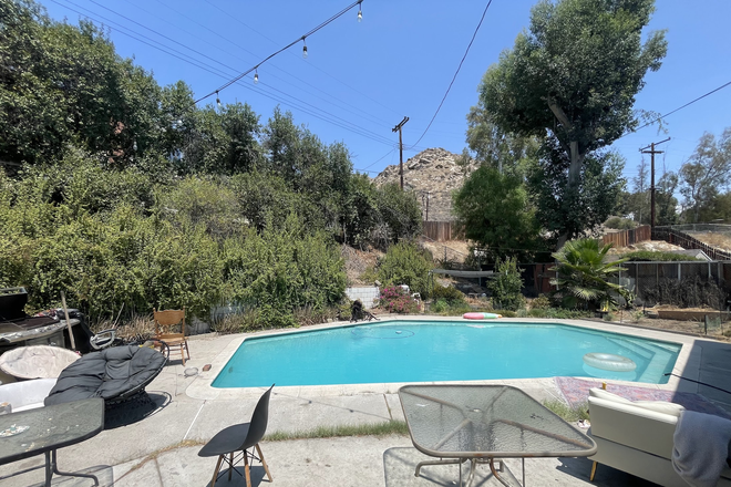 Backyard and pool - Room for rent in shared house with graduate students and UCR alumni