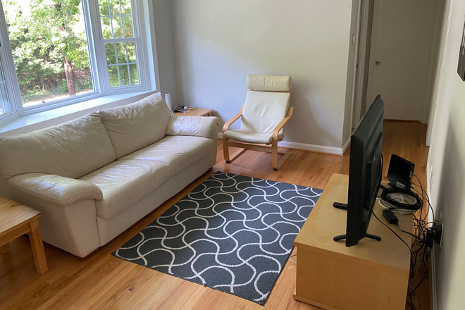 Main level living - Gorgeous rooms on Muskogee St near UMD campus!!! Cleaning service provided! House