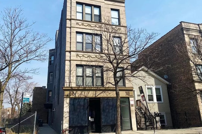 Greystone building in the heart of Tri Taylor - Sunny 4 bedroom Medical Distric apartment