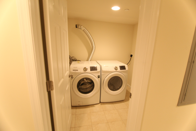 laundry - Spacious 5 Bed 5.5 Bath Unit With Private Patio Apartments