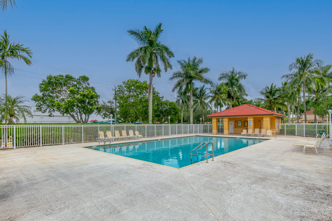 Community pool - 🎓Premium NSU Housing at gated Poincianna: Peace of mind for parents, a perfect home for students!🏡
