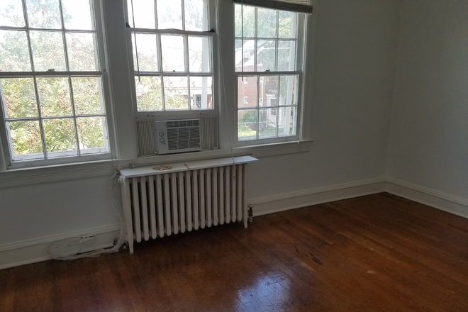 Master - Glover Park Townhome  6 Bedroom 3 Baths Available August 1 2026.