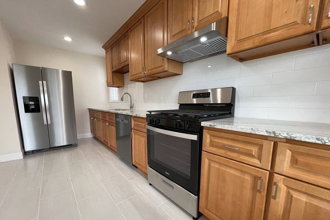 LIVING - CHARMING 4 BED/1 BATH WITH LAUNDRY IN UNIT! AVAIL. 9/1/25 Apartments