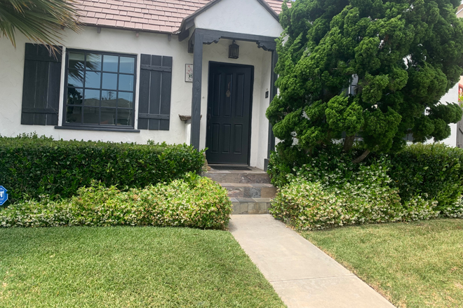Front exerior (street view) - Room in sweet 2bd/1ba house in classic Barber Tract near Windansea Beach and 30 bus line
