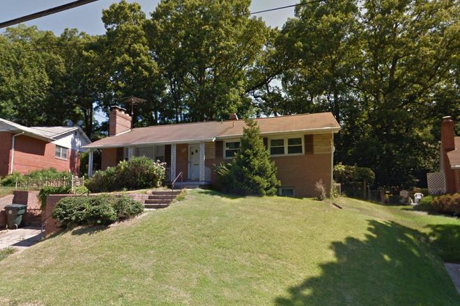 Front - Room w/ private bathroom for rent - All utilities included - Walking distance to campus