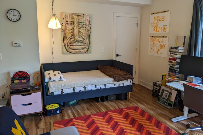 Bed - Modern Furnished Sunny Studio, walk to North and Medical Campus, free utilities House