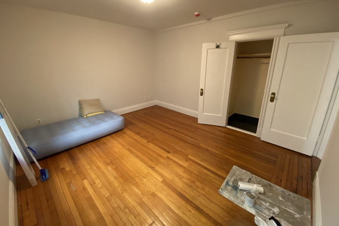 Living Space - Comm ave 1 Bed Kenmore Sq Condo