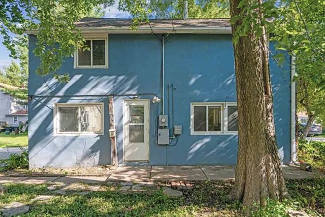 Front Door - Fully Furnished Cozy Coach House near Downtown Iowa City! ALL UTILITIES AND WIFI INCLUDED!!!