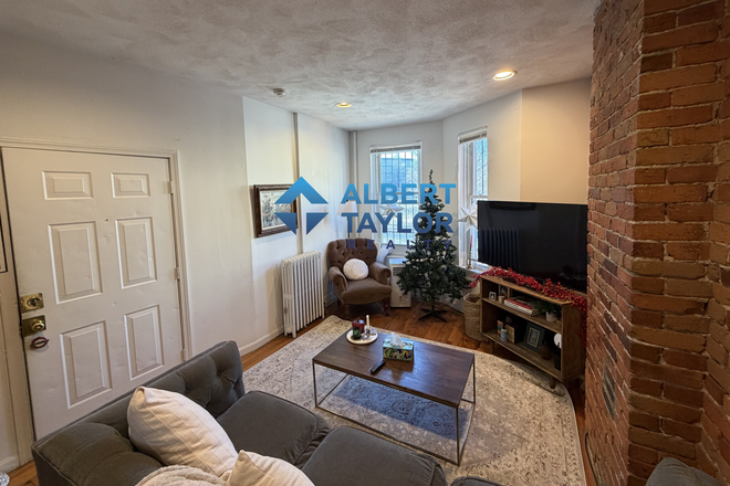 Living Area - ONE SHOW ALERT! Rare-to-market 3 bed 2 bath in SYMPHONY!!