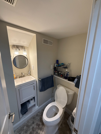 Bathroom - 3 rooms in Modern 5 bed 3 ba available House