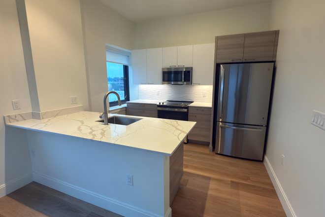 - - Renovated 1BR with In-Unit Laundry – 1079 Commonwealth Ave