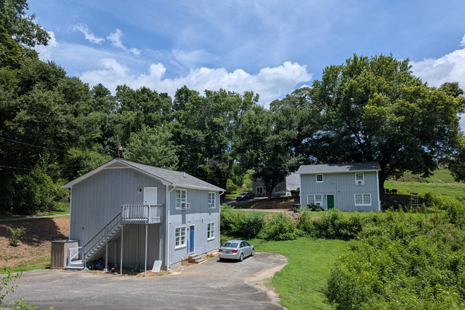 Outside - Quiet location walking distance to square and UNG - Newly Remodeled & Private Intown Dahlonega Apartment – Walk to UNG & The Square!
