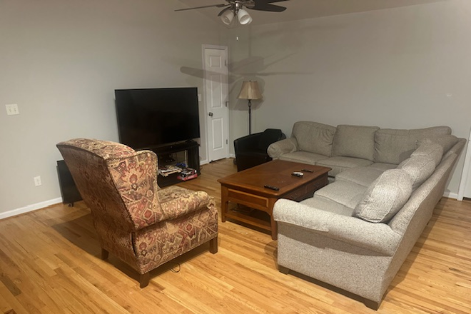 Family room - House with 3 bedrooms for rent close to campus