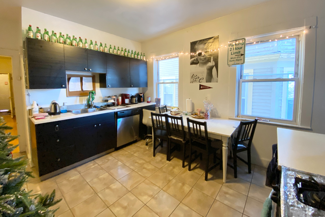 Kitchen - 4 Bed on Calumet, Avail 09/01, Pet Ok, Yard, Pantry, Duplex Apartments