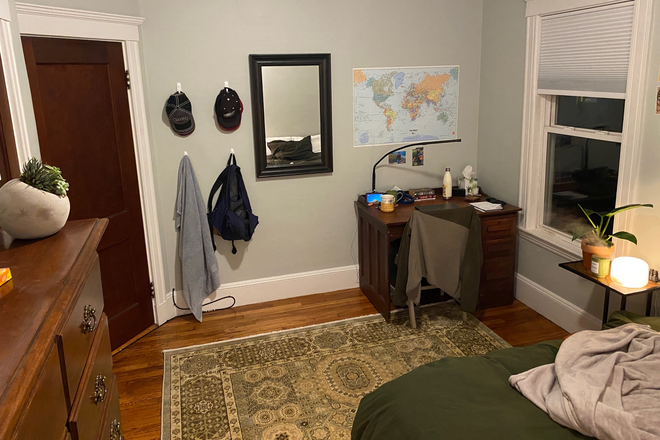 Nice wooden desk with great lamp/charger - Single room in shared house near campus