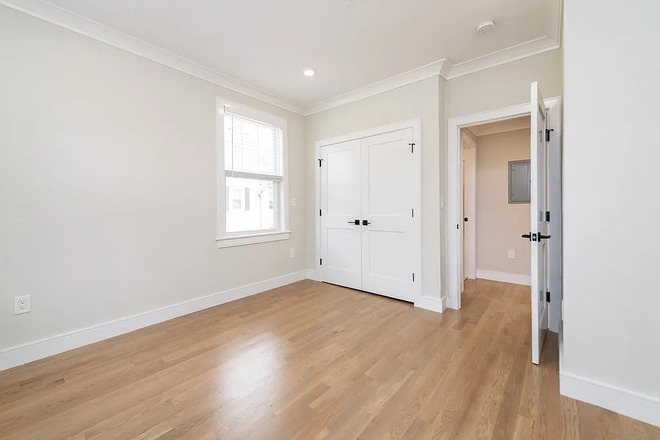 Bedroom - Private room in Jamaica Plain