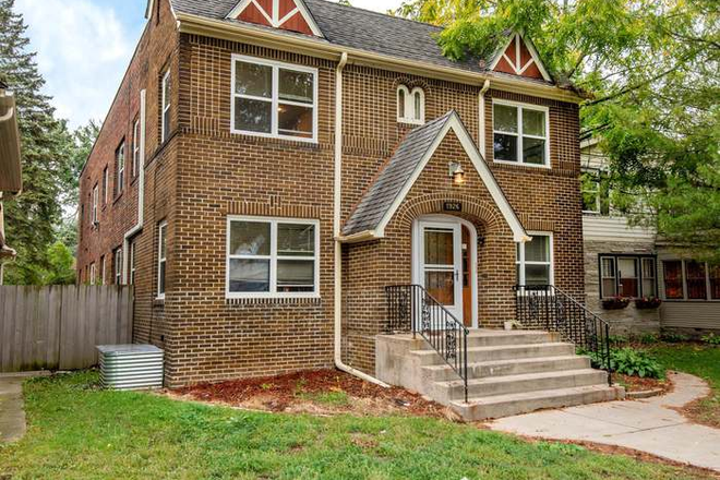 Outside Street View - 1926 Grand Ave Apartments