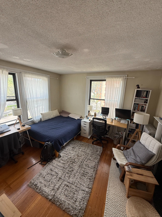 Available bedroom - Spacious Brookline apartment, next to TJs, 15 min walking to Longwood.