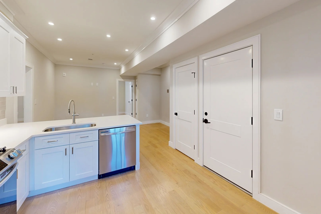 1 - SEPT 2026 - Spacious 3 bed / 1 bath, Washer/Dryer in-unit! Student OK, No Broker Fee Apartments