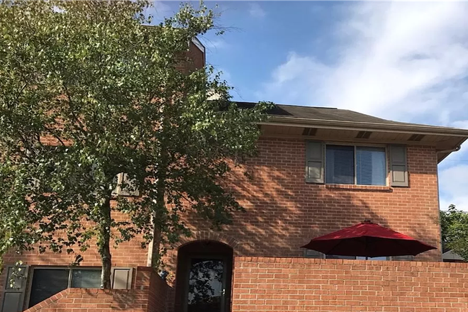 front entrance to house - Beautiful private furnished room including ALL UTILITIES in Ardmore Townhome